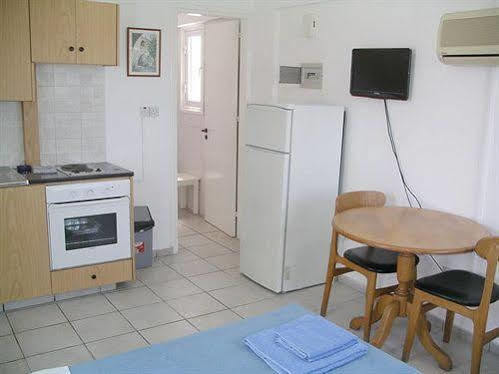 Renos 2* Polis