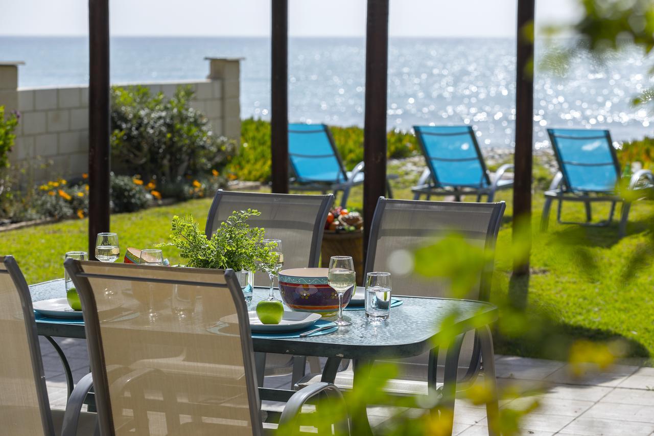 Beachfront * Meneou