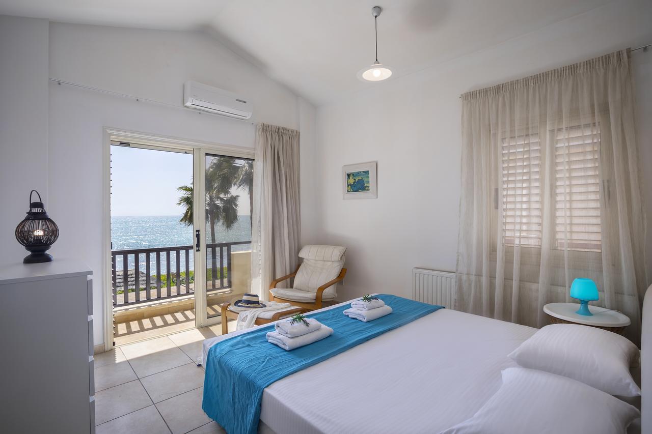 Beachfront * Meneou