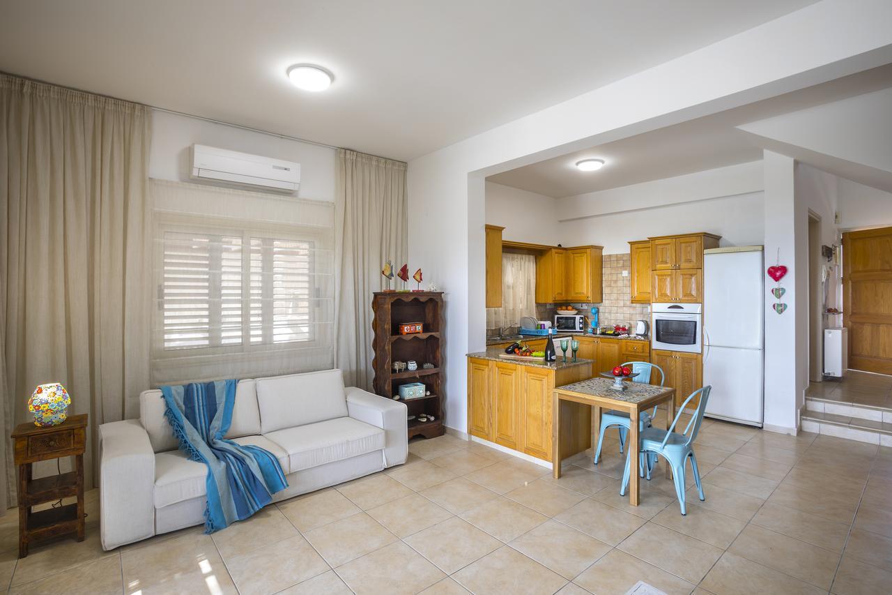Beachfront * Meneou