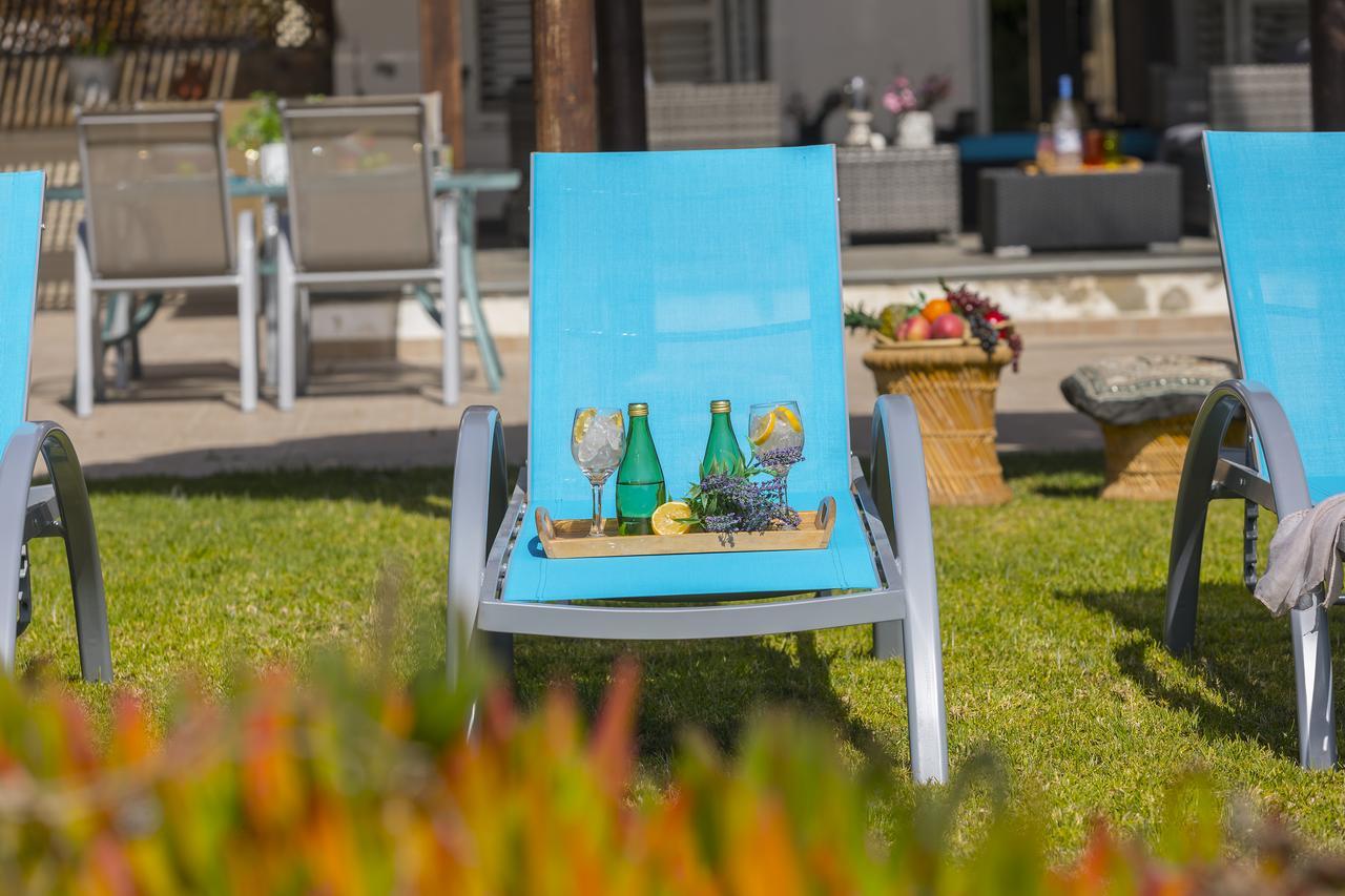 Beachfront * Meneou