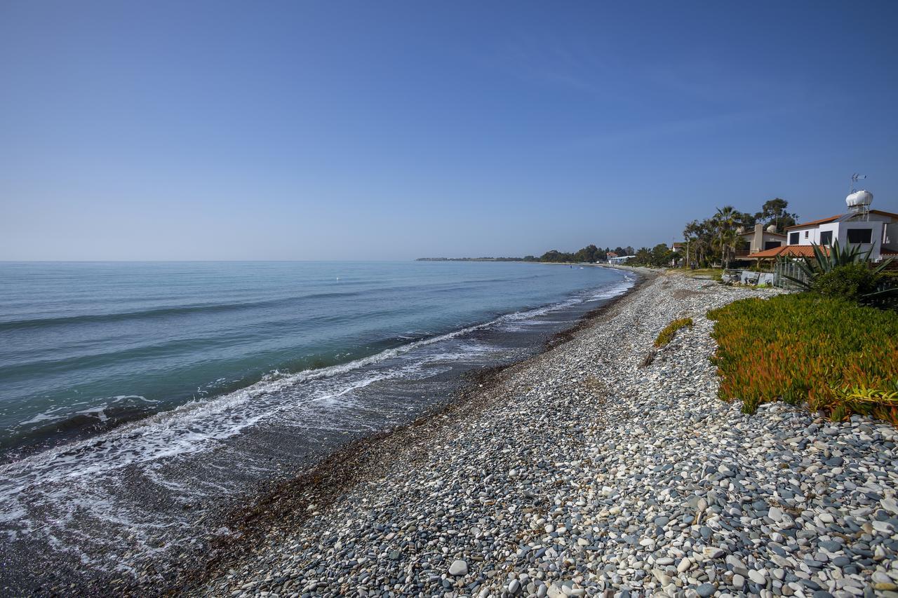 Beachfront * Meneou