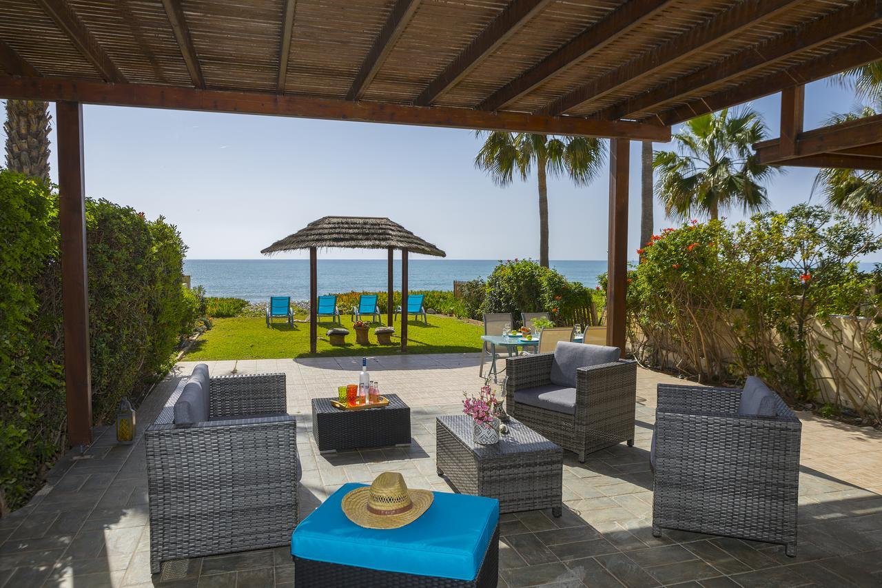 Beachfront * Meneou