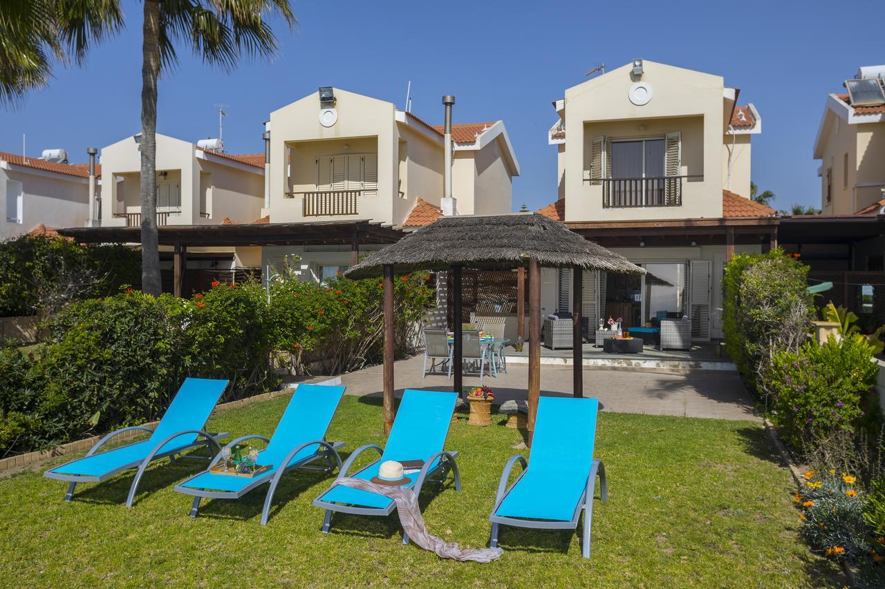 Beachfront * Meneou