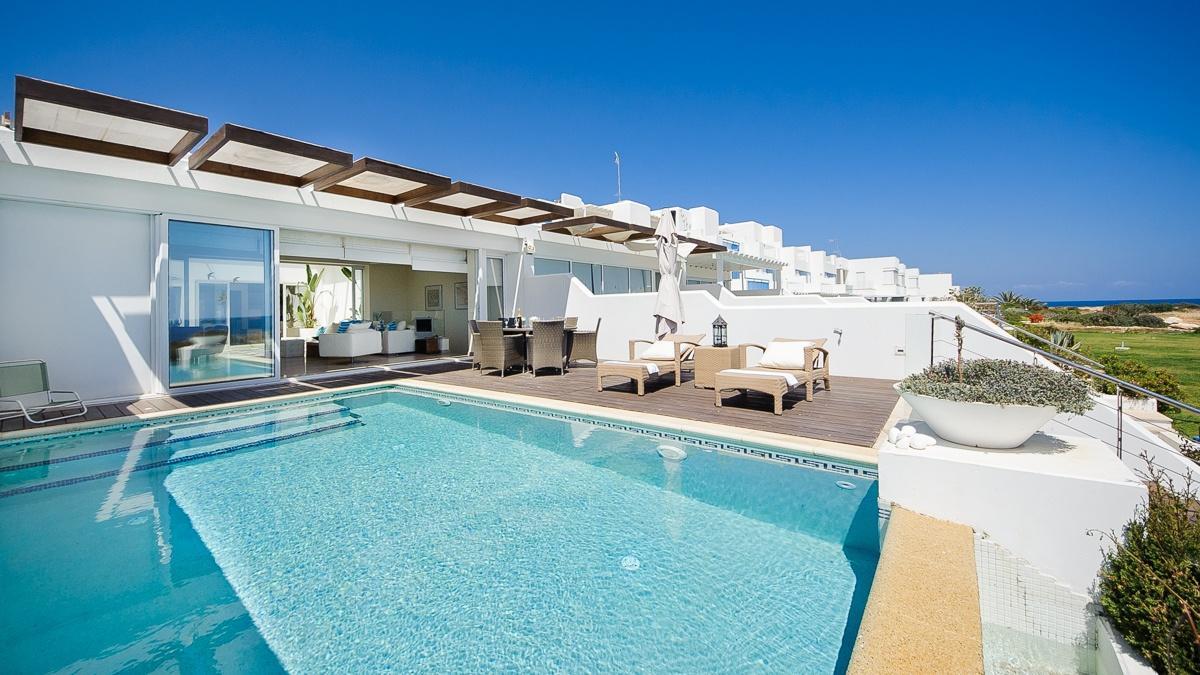 Luxury Bay View 28 Right On The