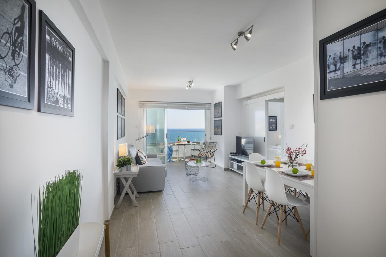 Mackenzie Zoe Seafront Apartment *