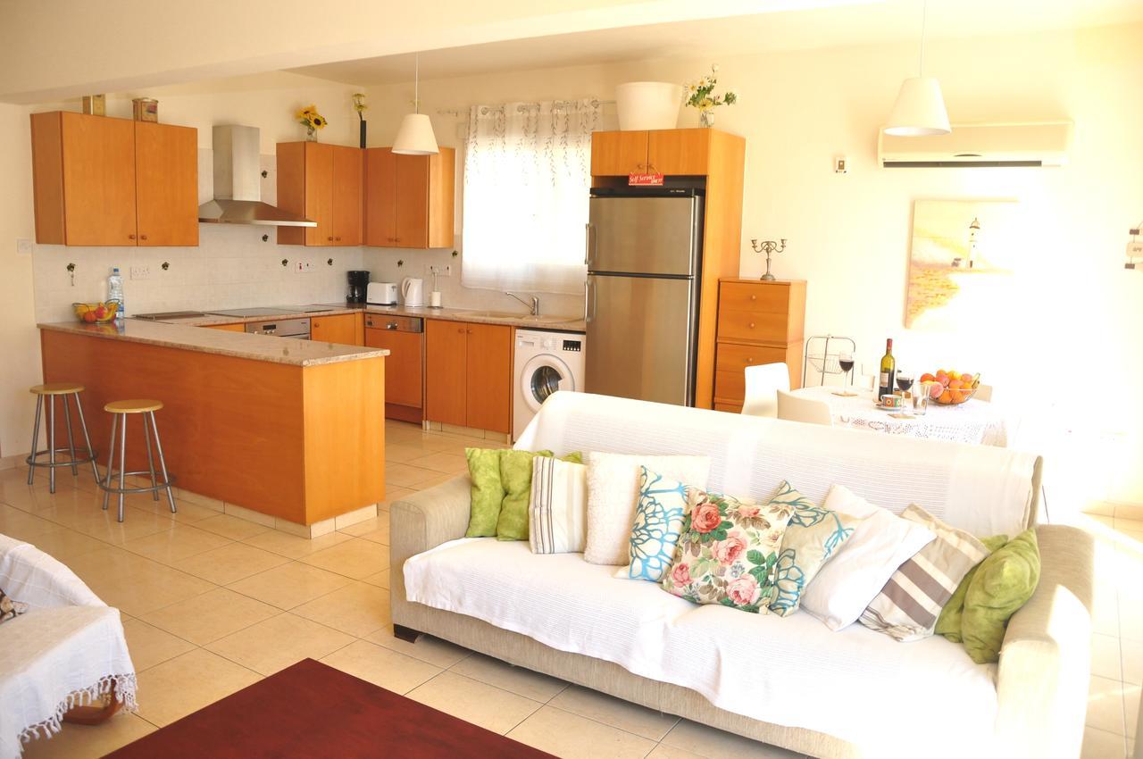 Universal Apartment *
