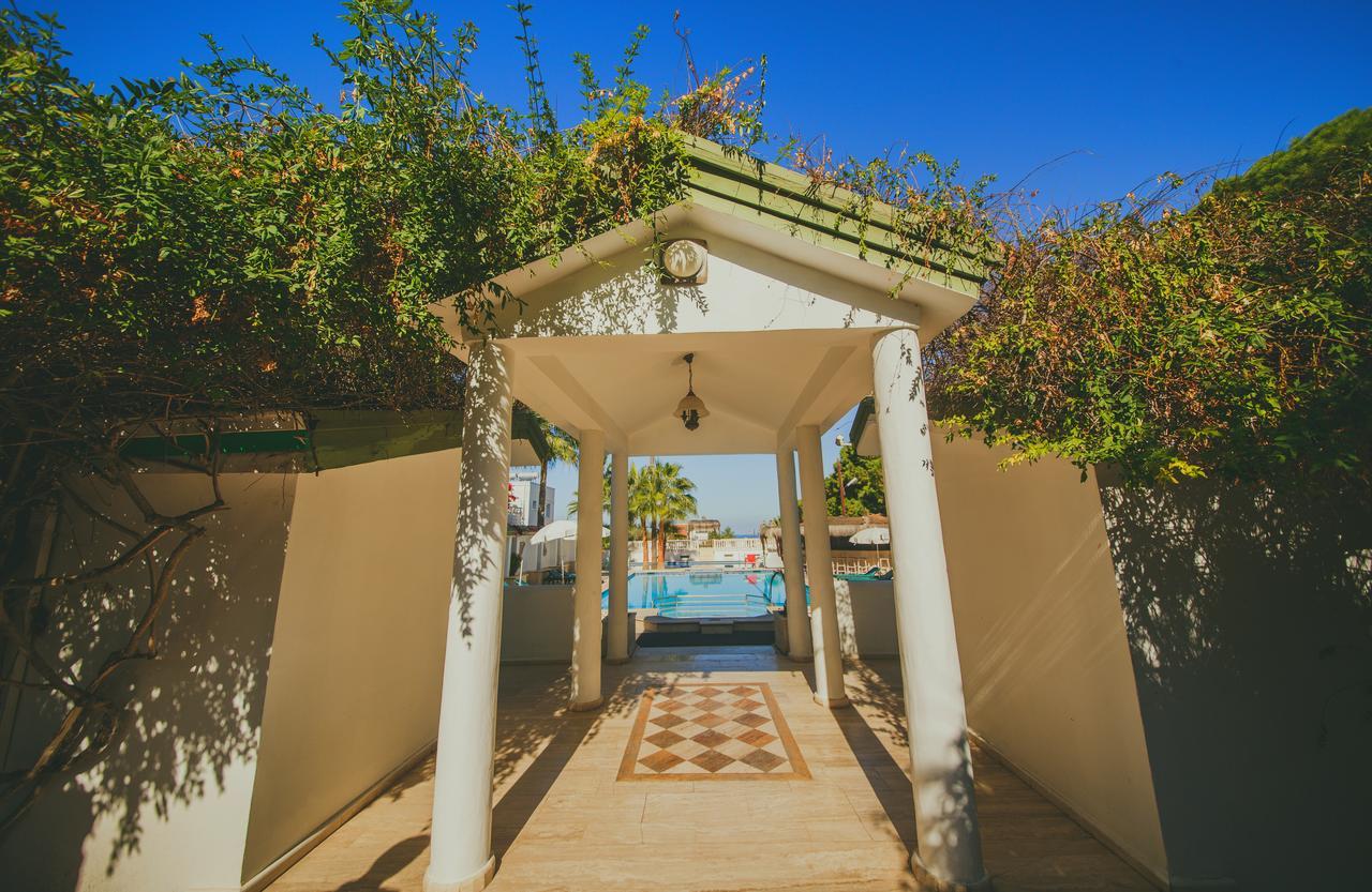 Pine Bay Boutique & Cakistes Restaurant