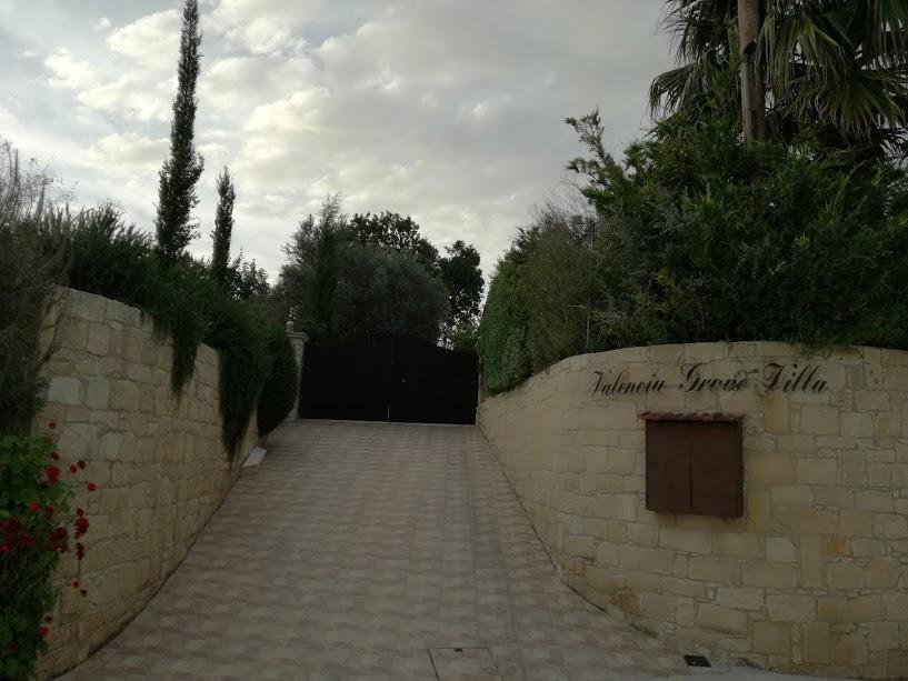Valencia Grove Miliou