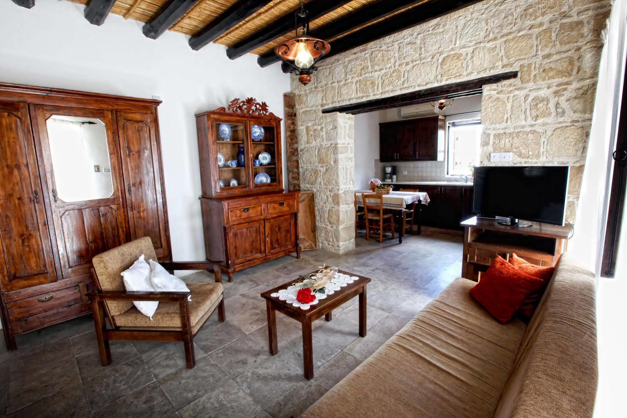 Leonidas Village Country house