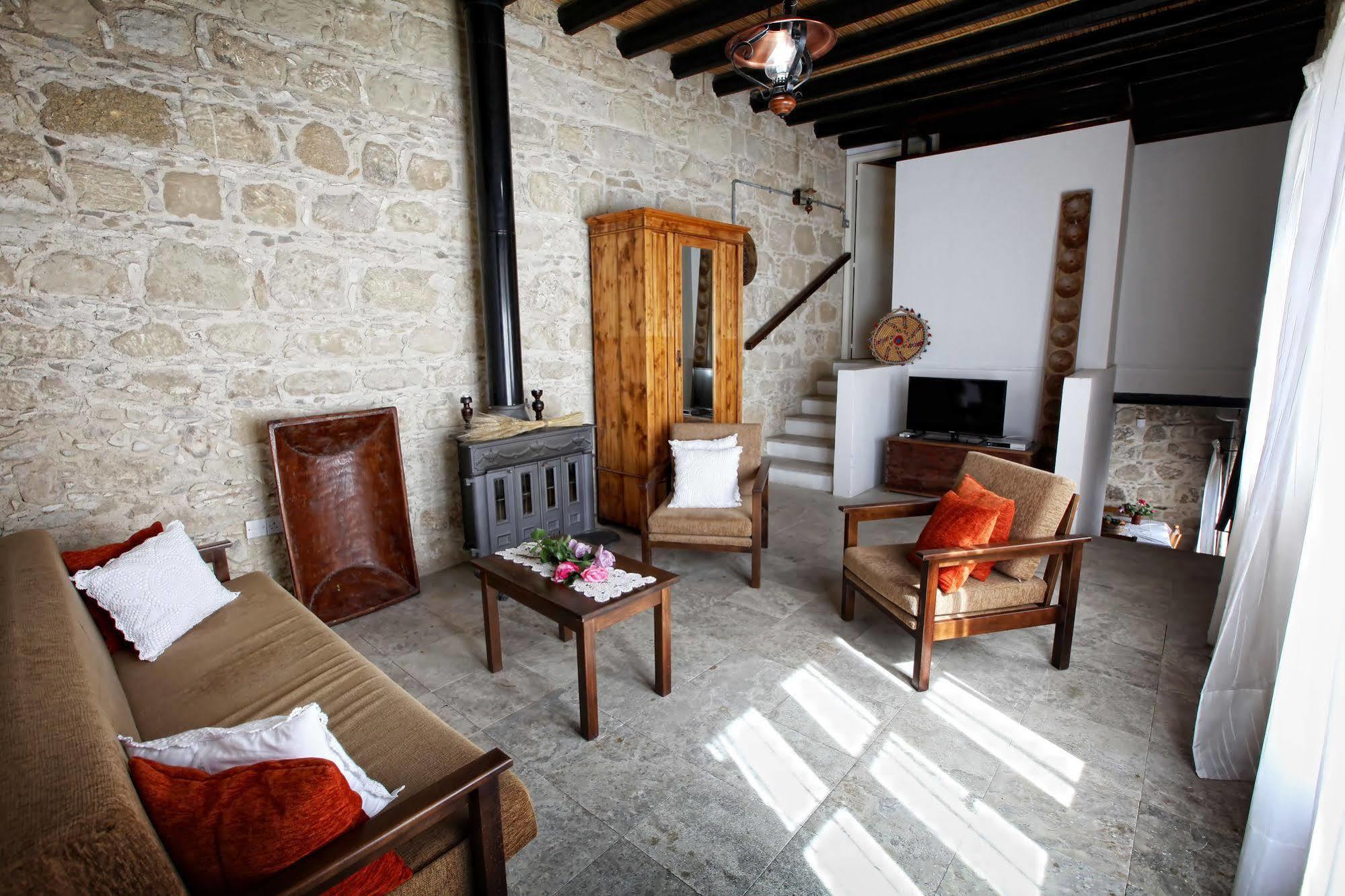 Country house Leonidas Village Goudhi