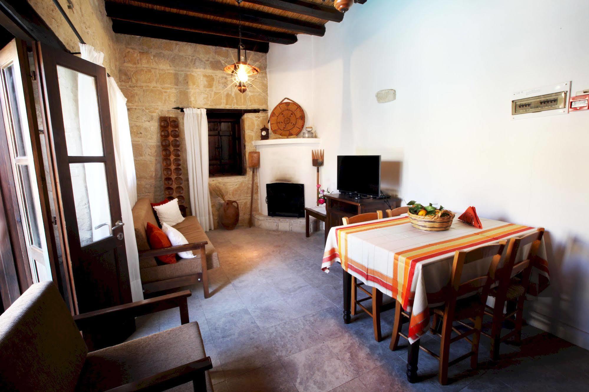 Leonidas Village Country house