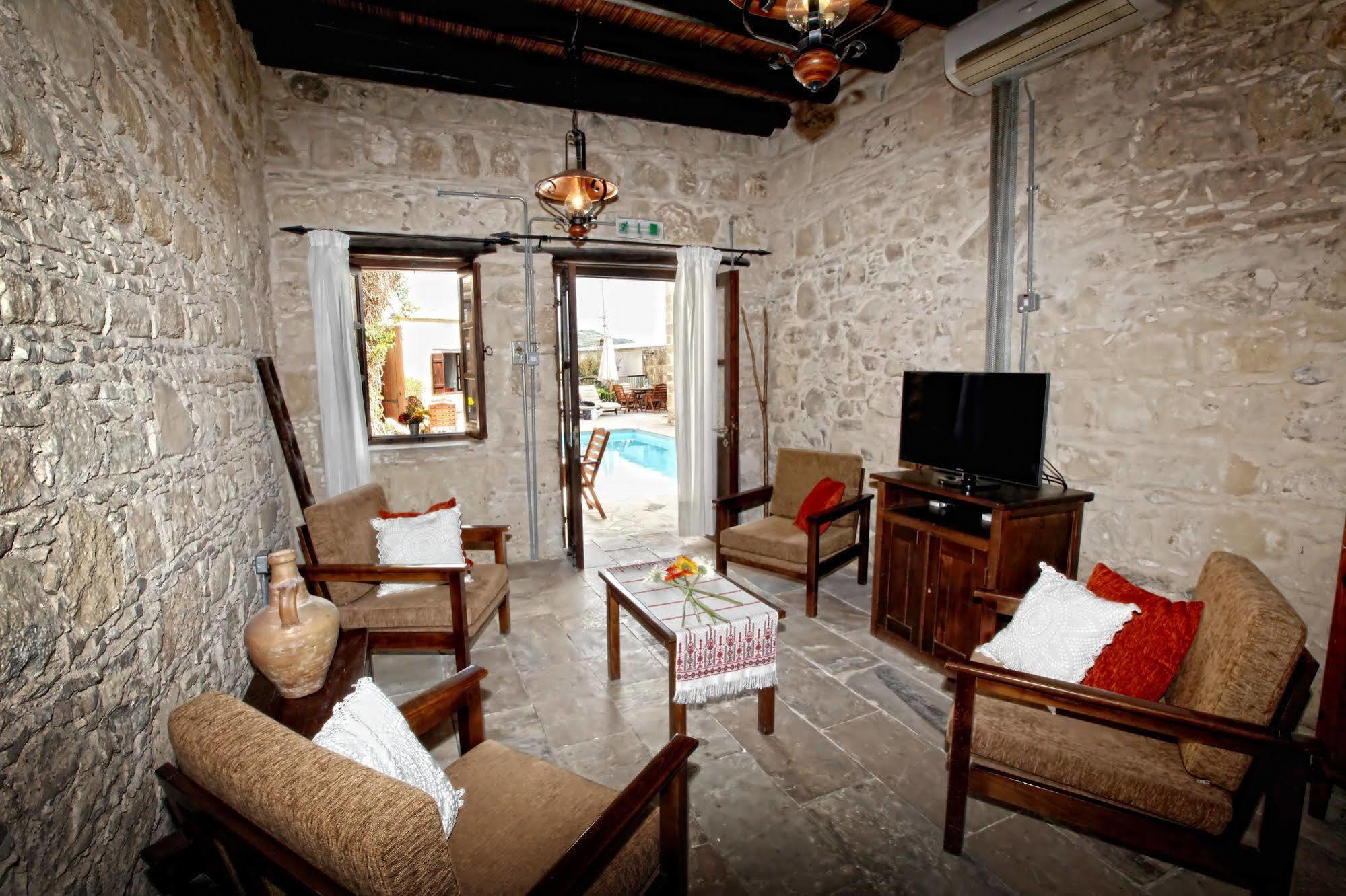 Leonidas Village Country house Goudhi