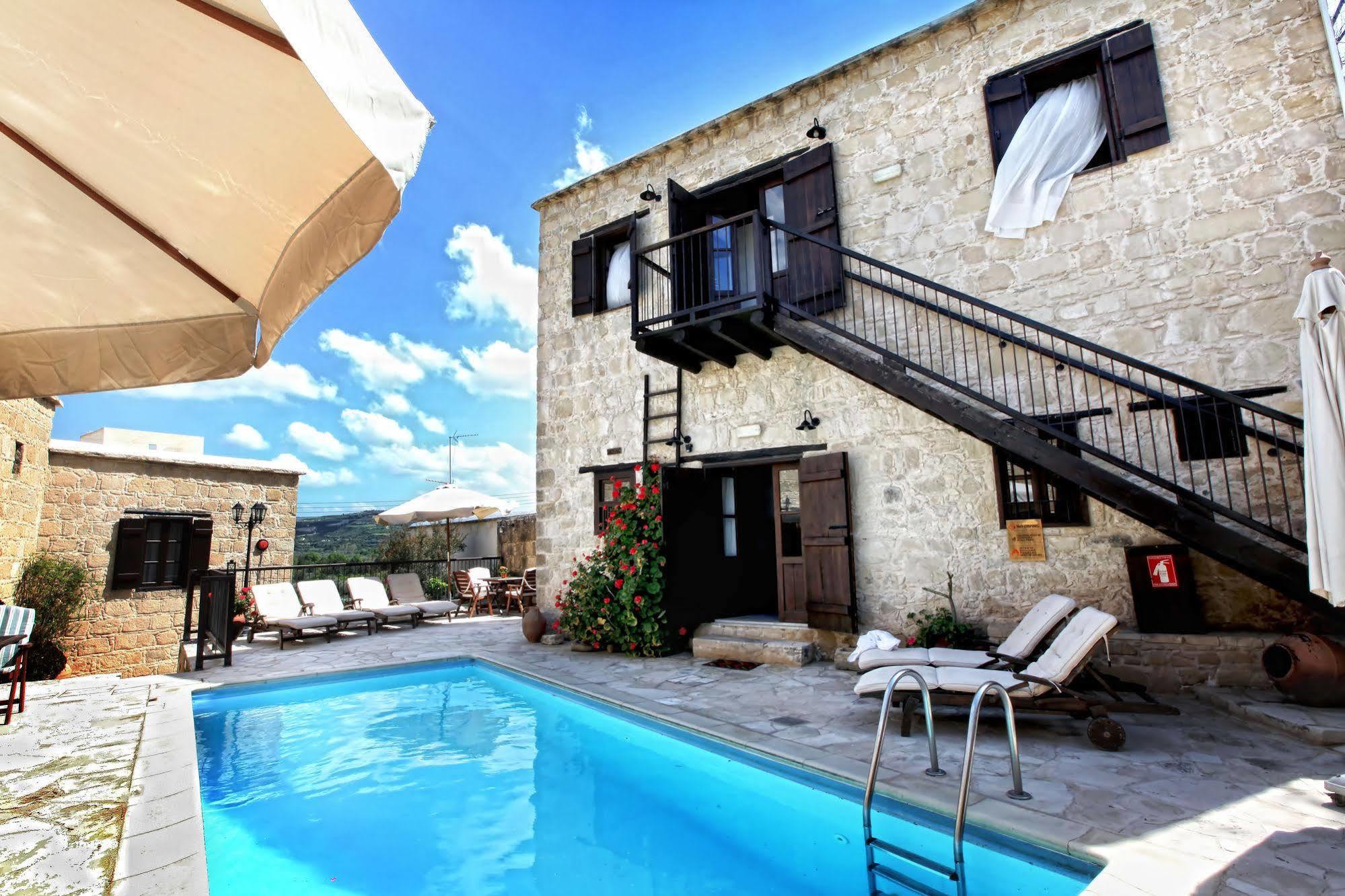Leonidas Village Country house Goudhi