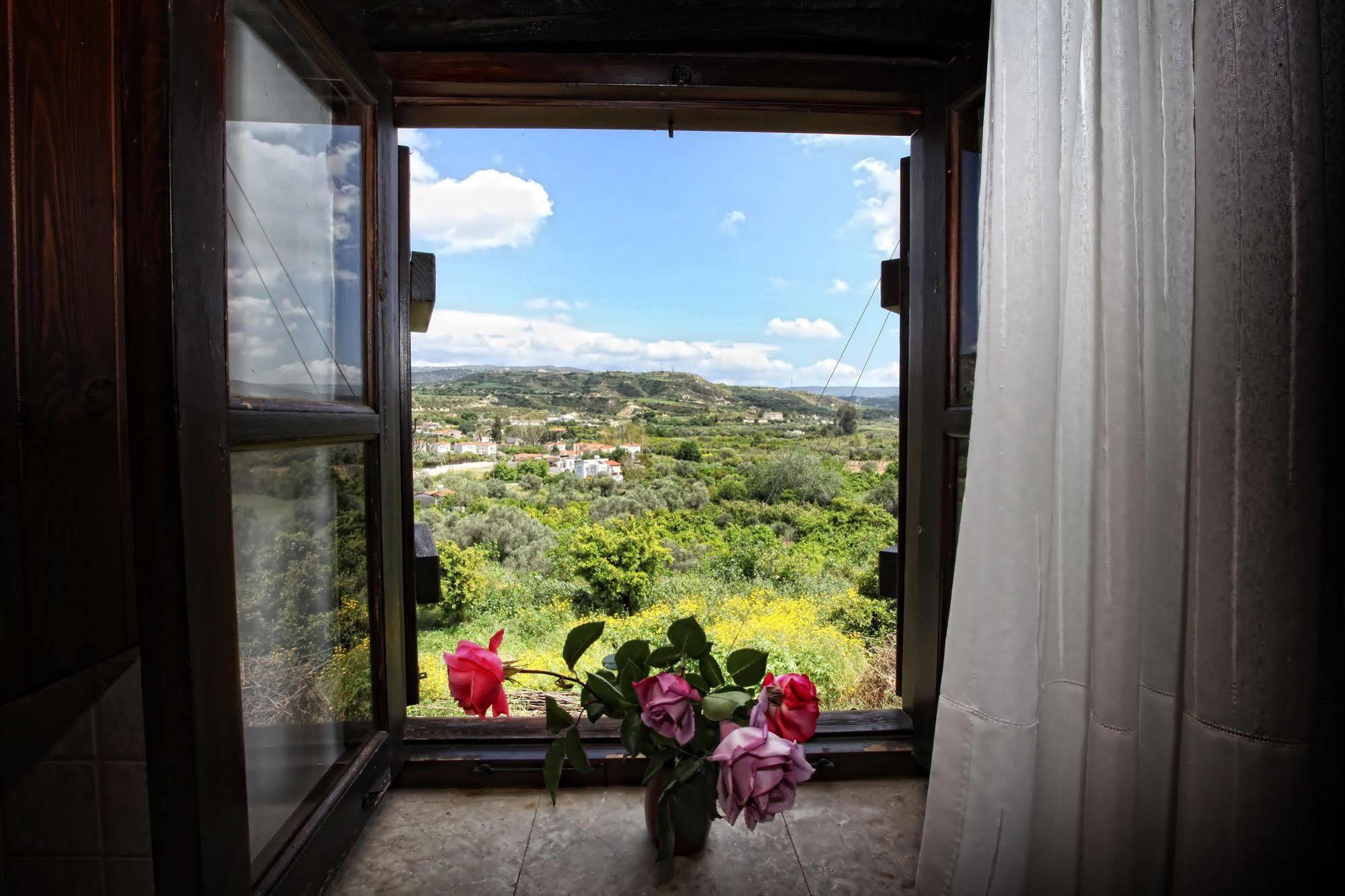 Leonidas Village Country house *