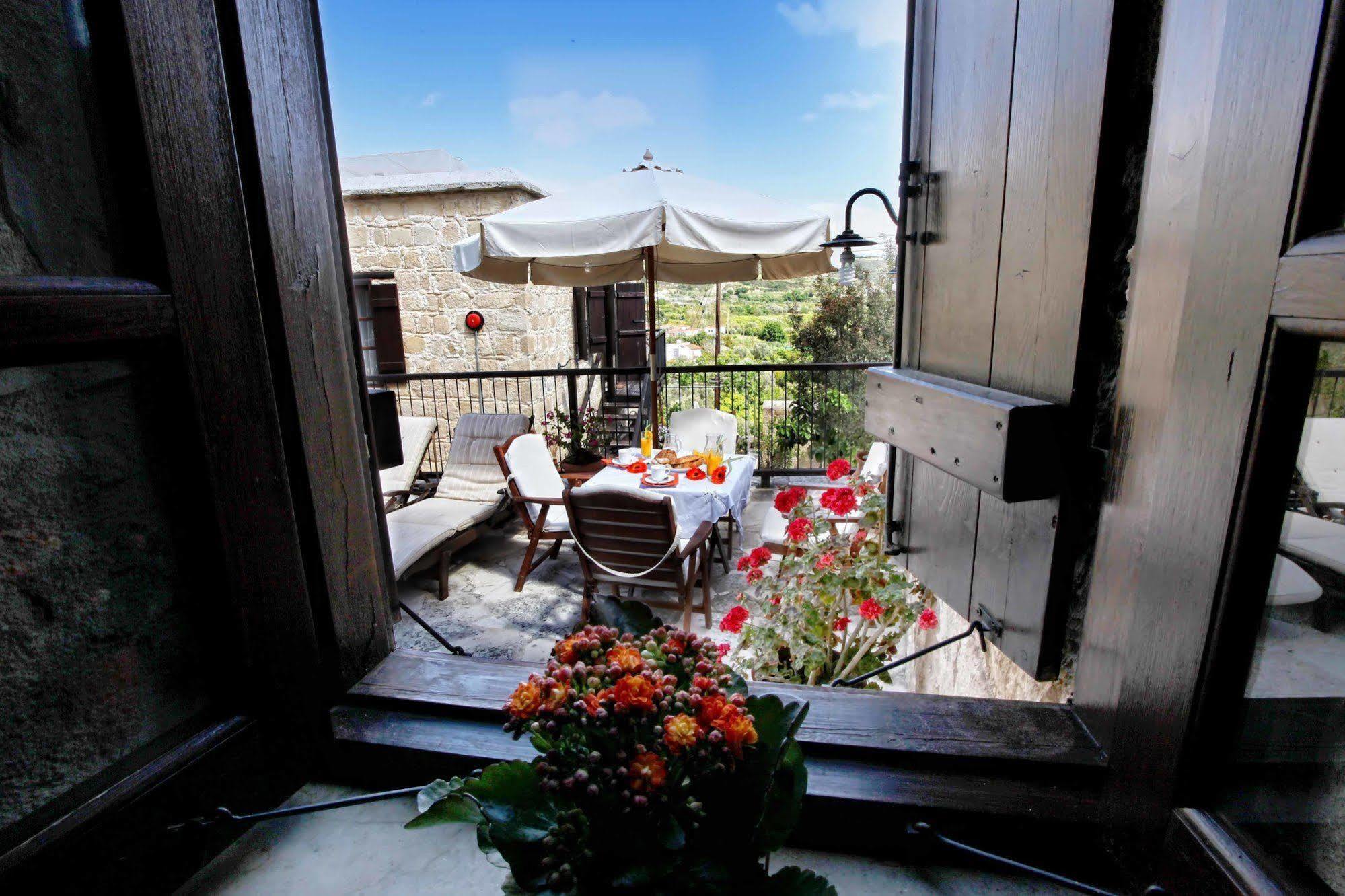 Leonidas Village Country house *