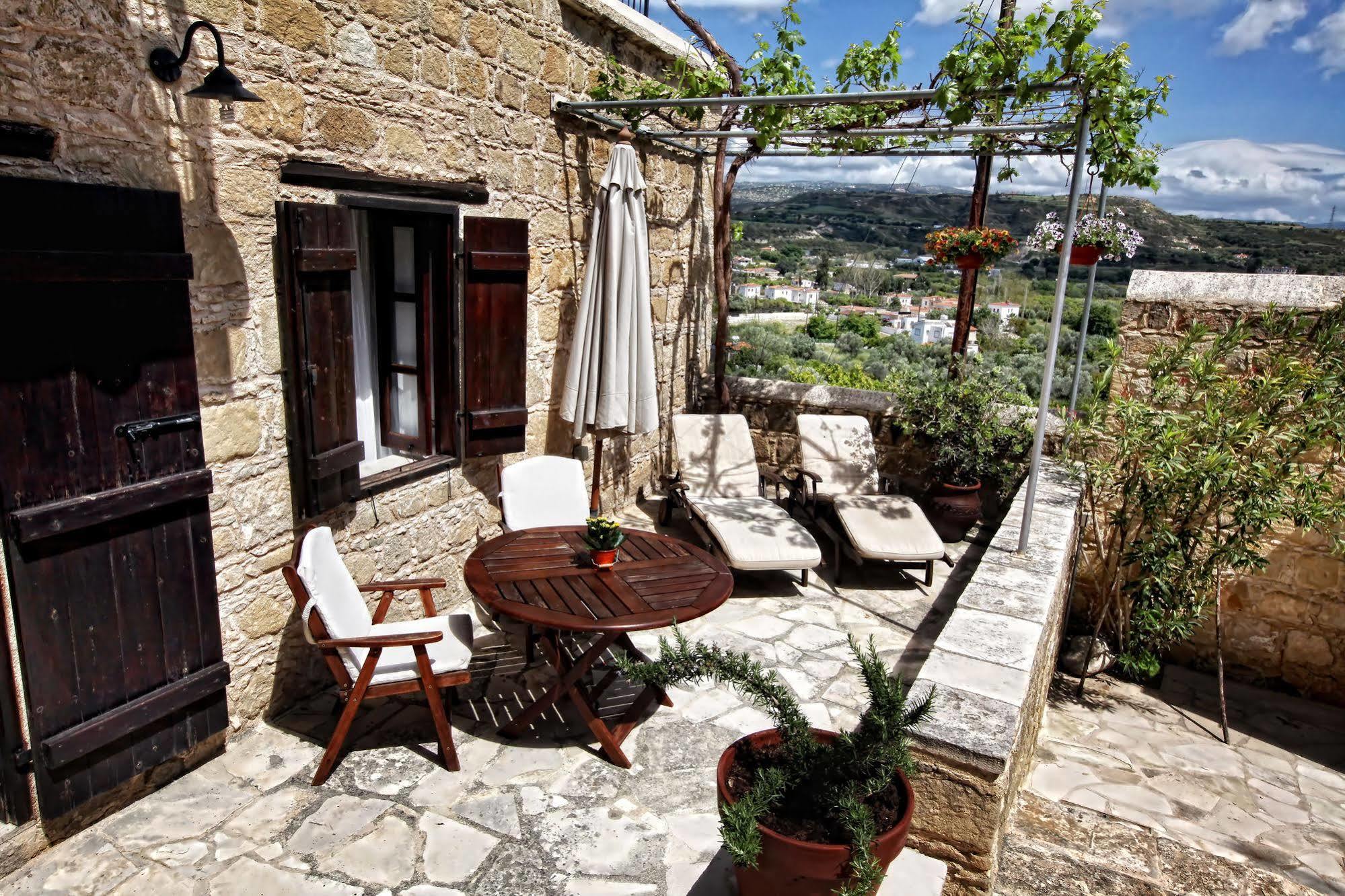 Leonidas Village Country house *