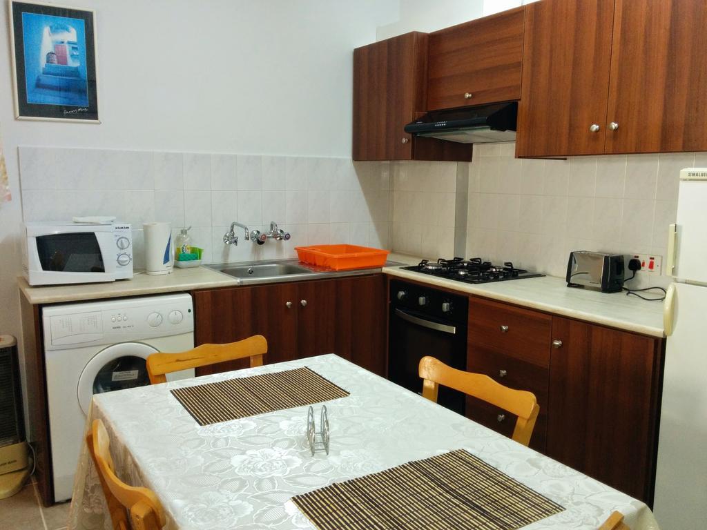 Zoe's Court Aparthotel Klorakas