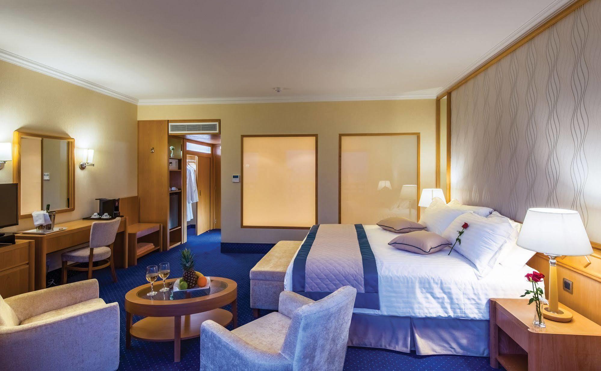 Hotel Constantinou Bros Athena Royal (adults Only) 4*
