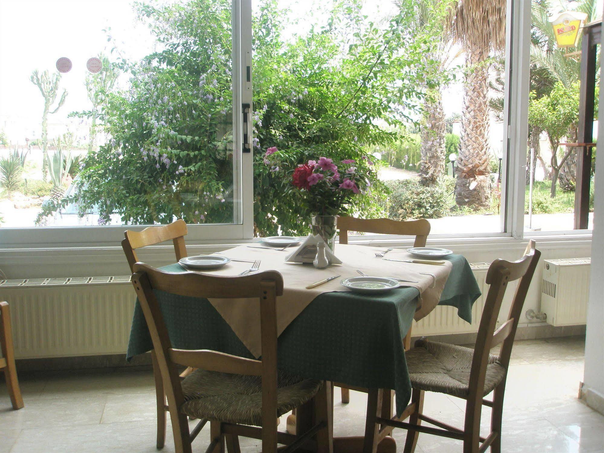 Debbiexenia Aparthotel