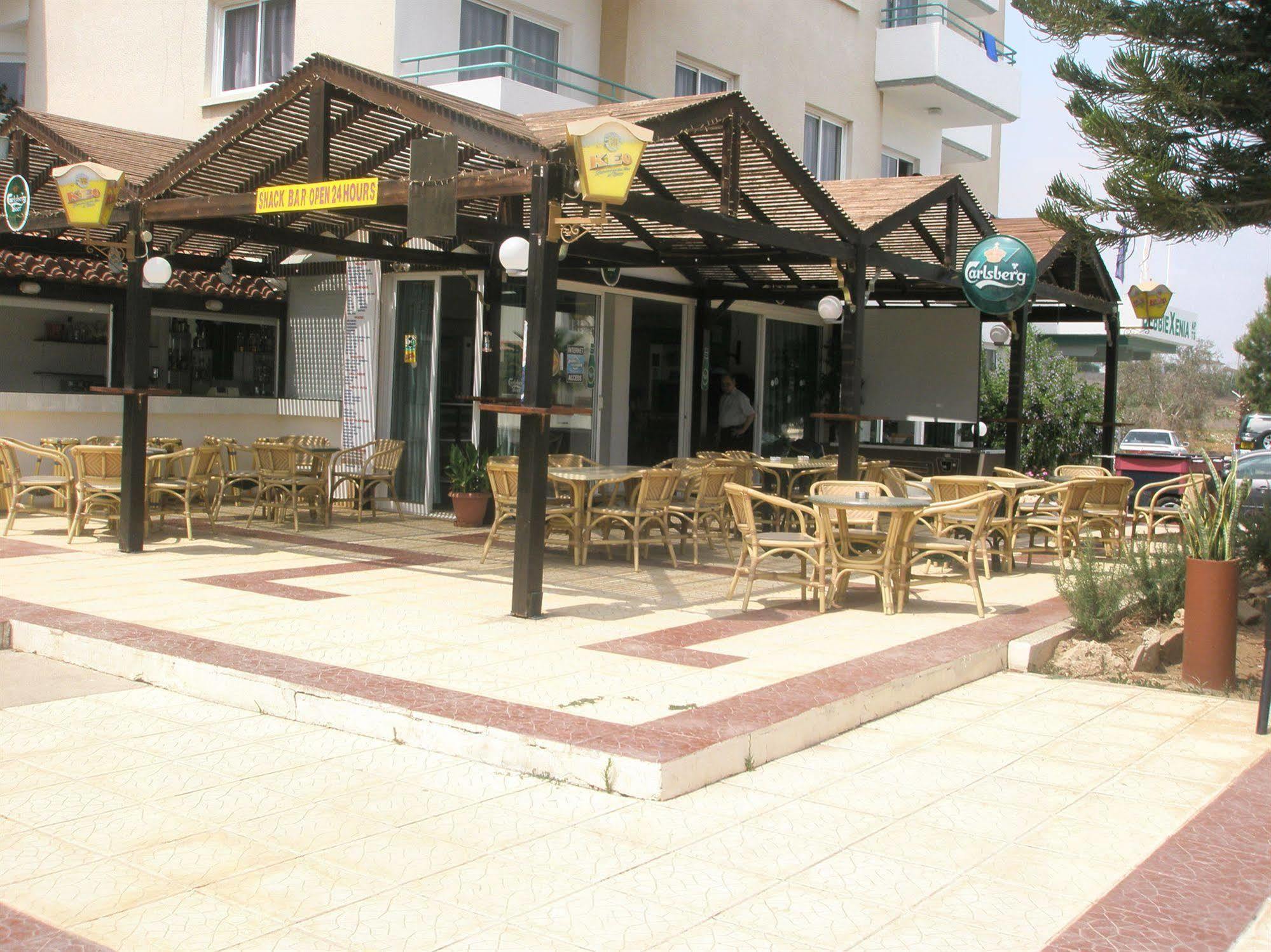 Debbiexenia Aparthotel