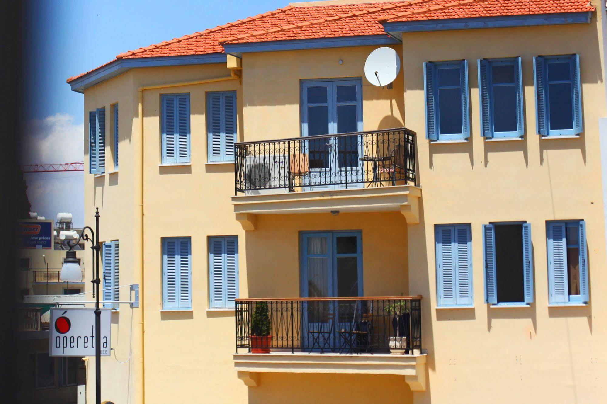 Opera Hotel *