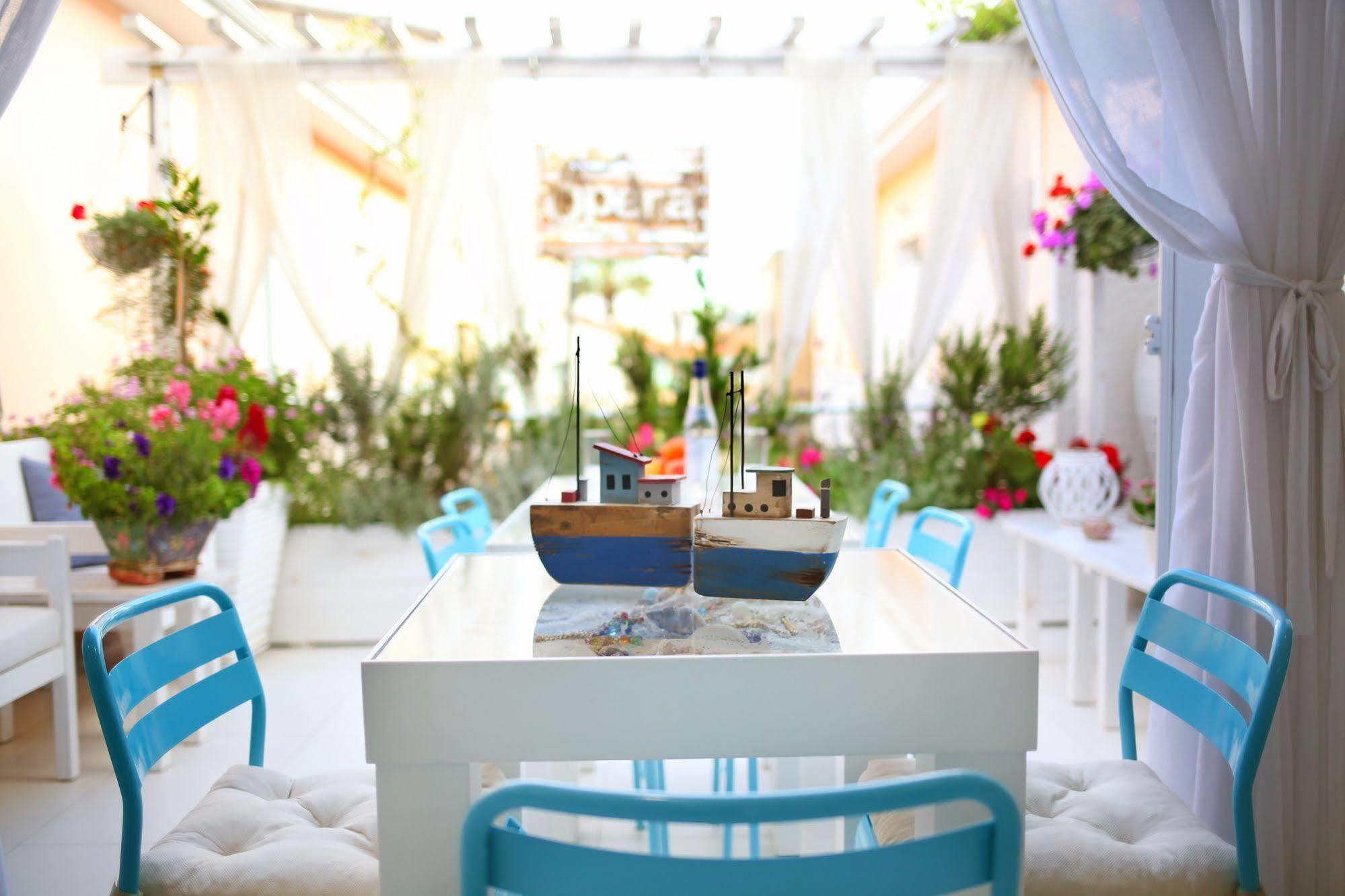 Opera Hotel *