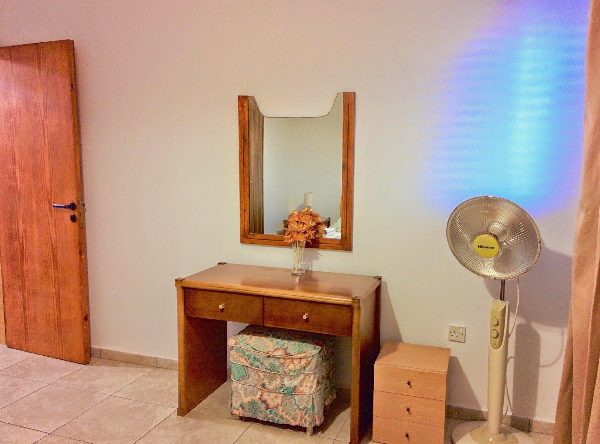 Zoe's Court Aparthotel 3*