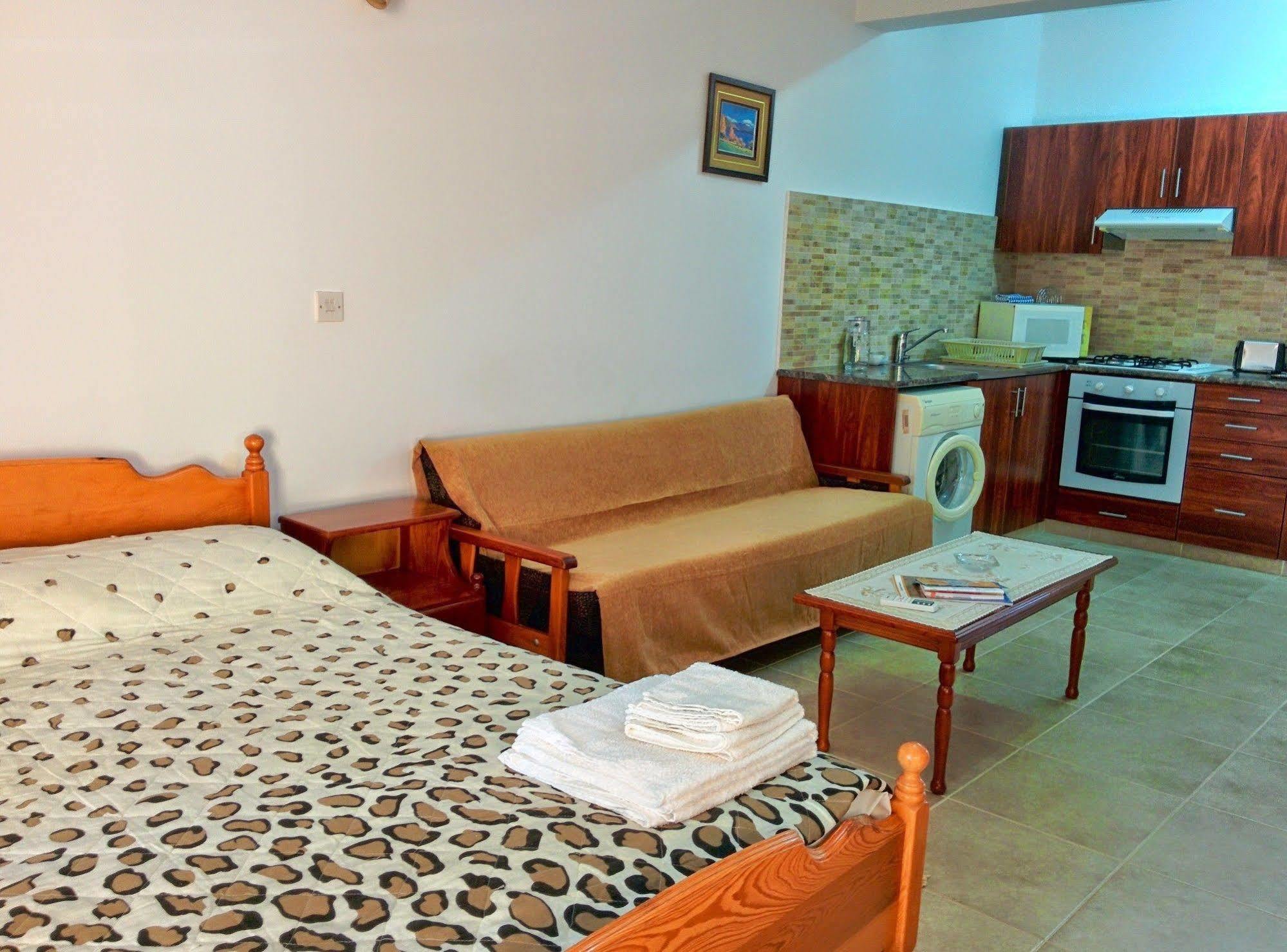 Zoe's Court Aparthotel