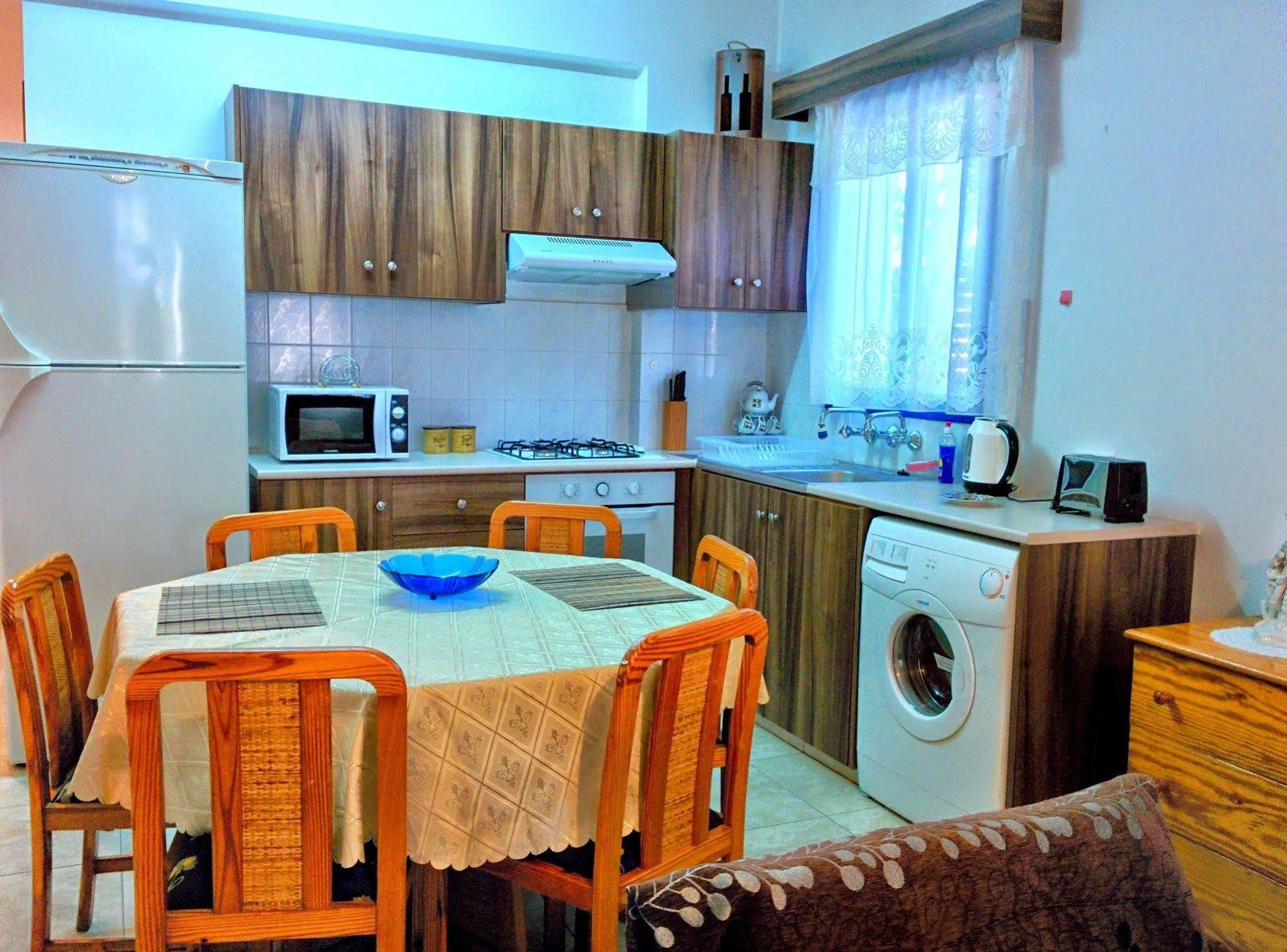 Zoe's Court Aparthotel 3*