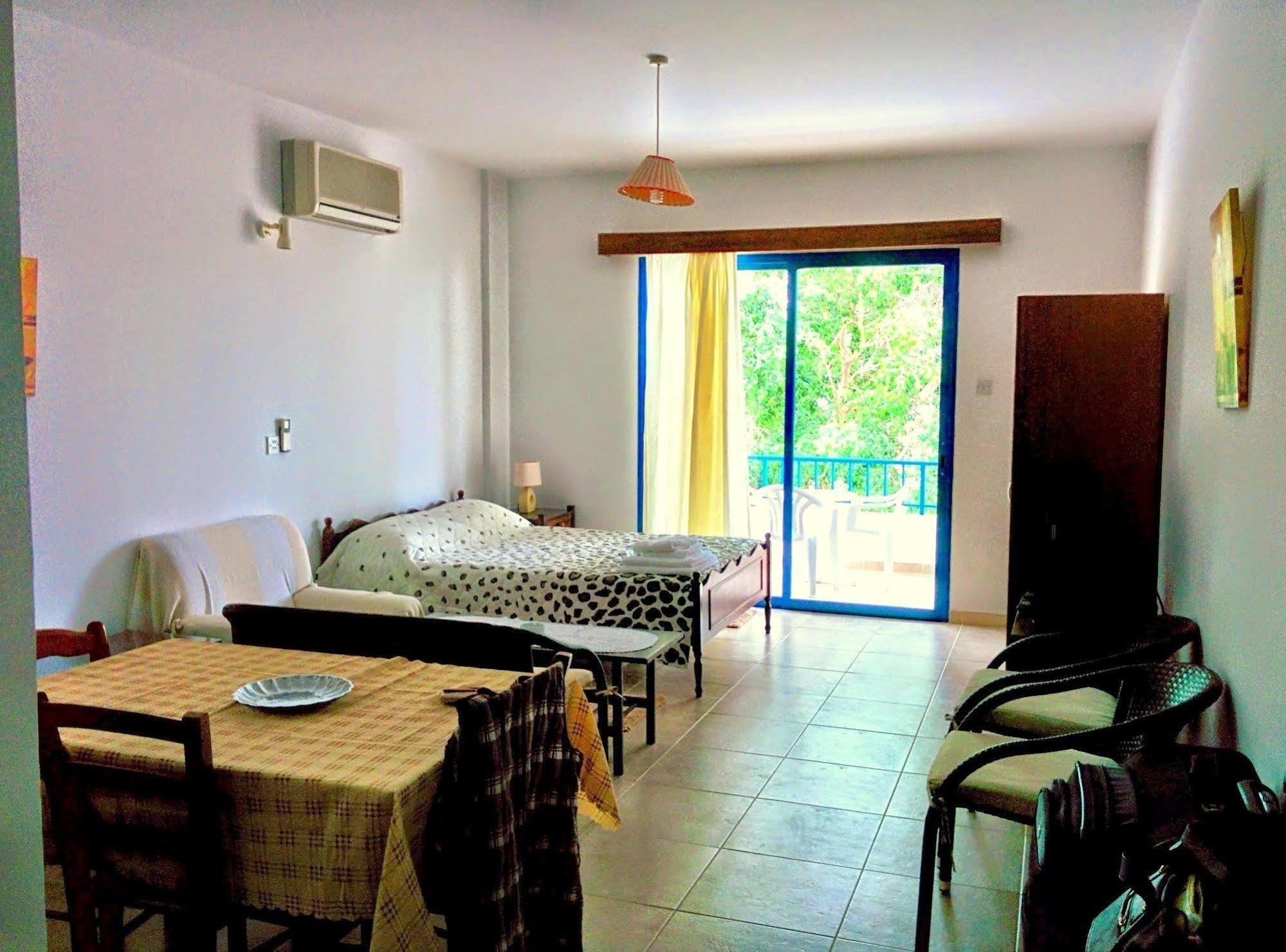 Zoe's Court Aparthotel 3*