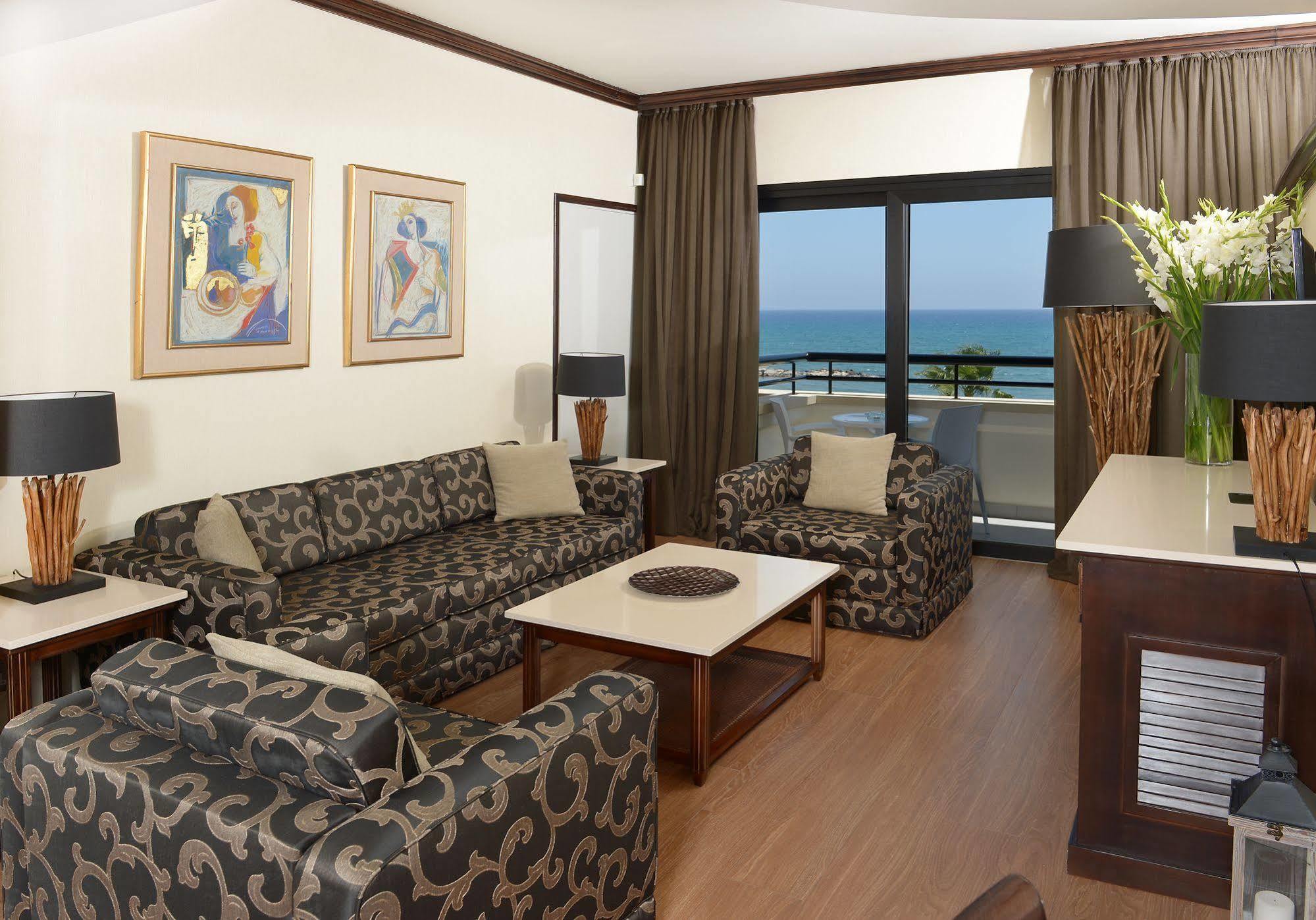 Palm & Larnaca