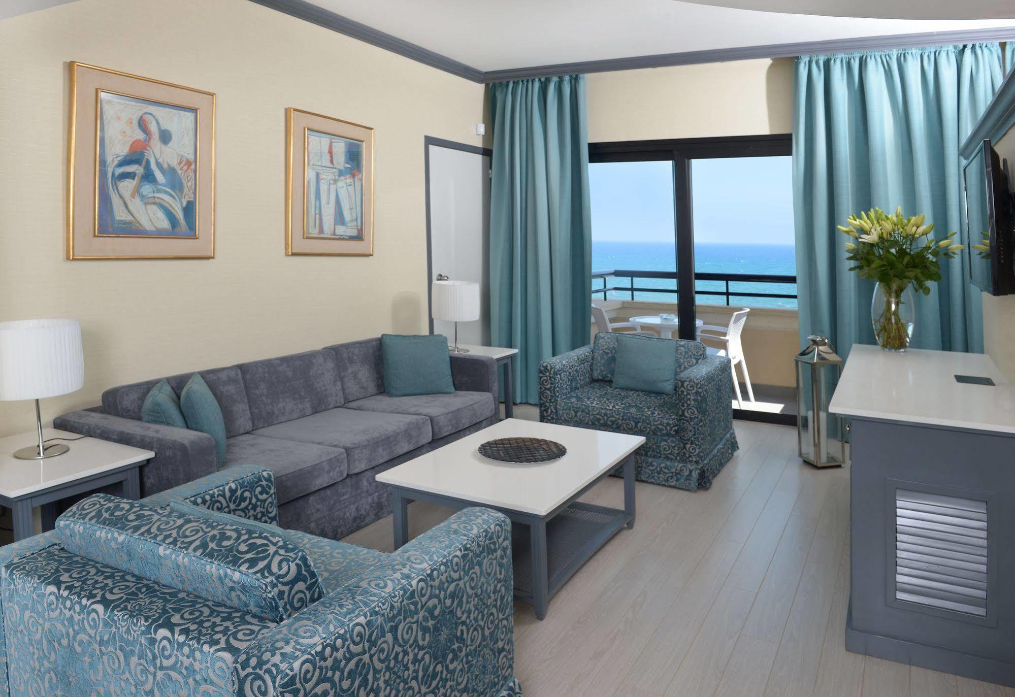 Resort Palm & Larnaca