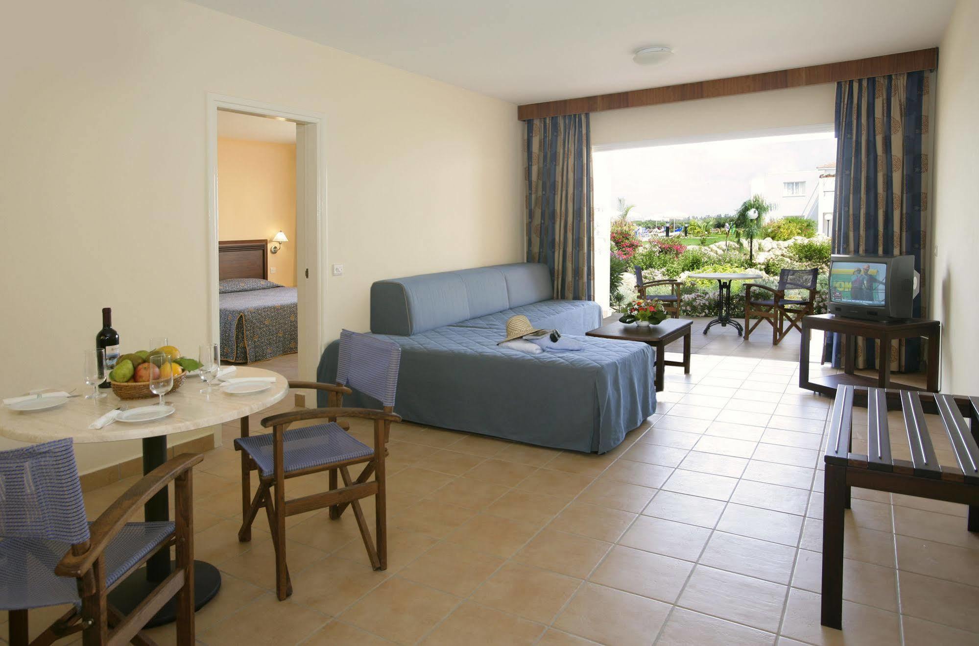 Aparthotel Avanti Village 4*