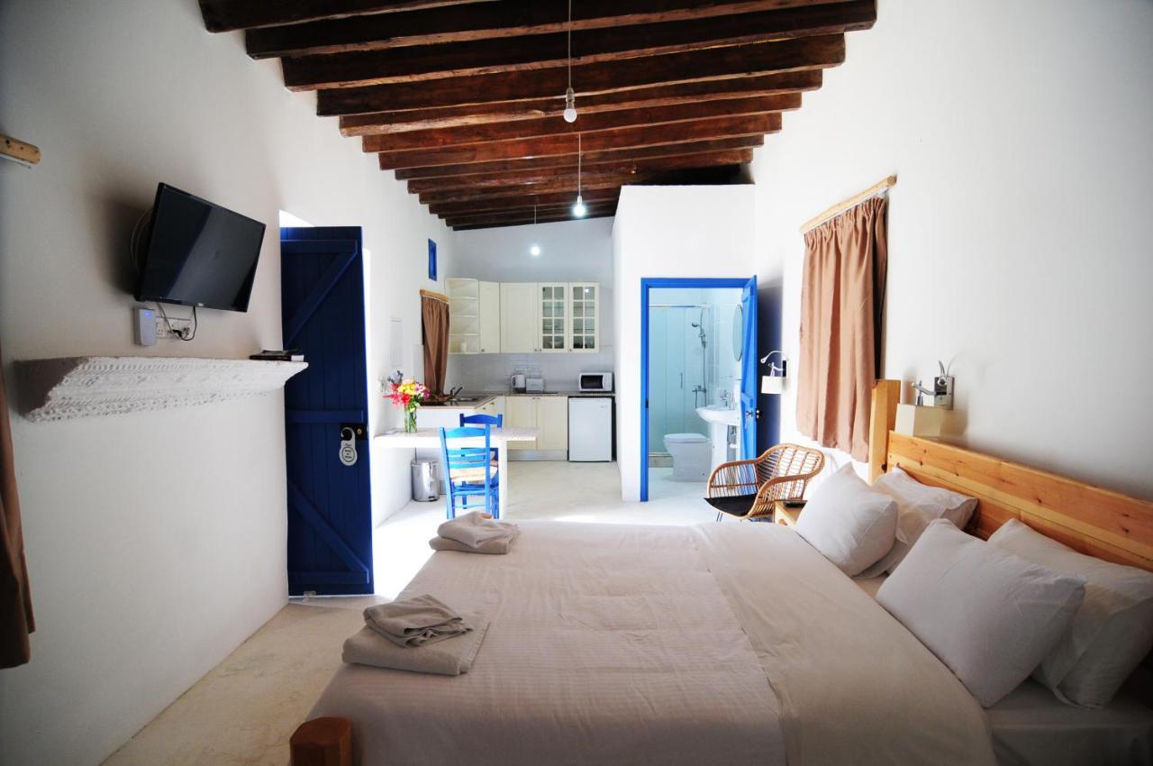 Lithos Aparthotel