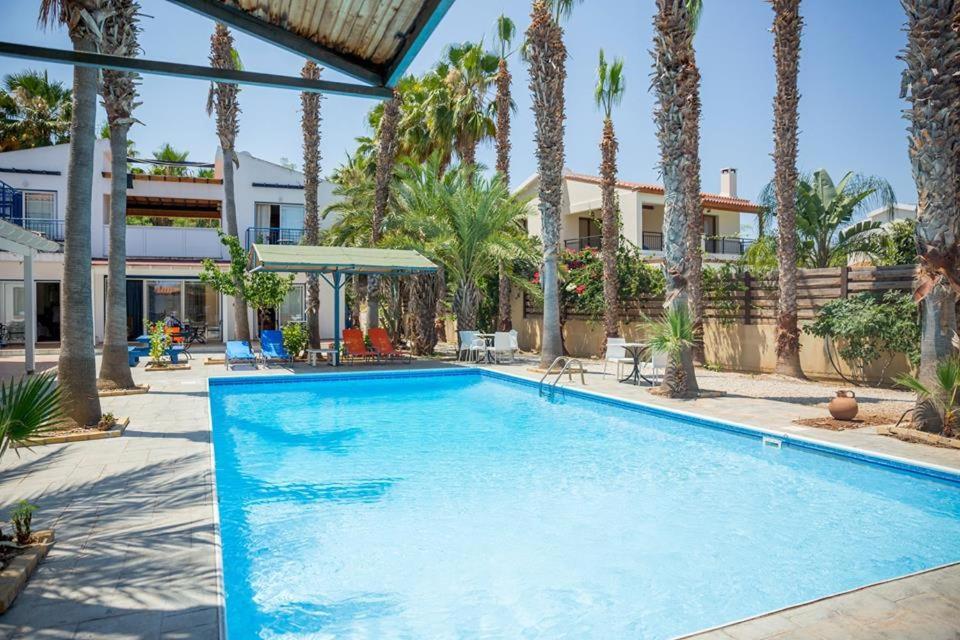 Periyiali Aparthotel 2*