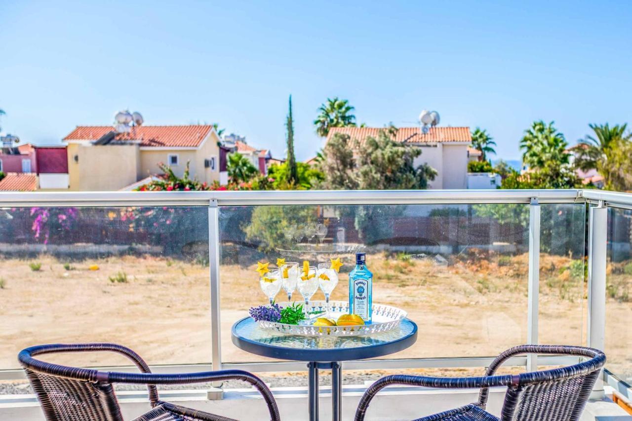 White Daisy Villa *