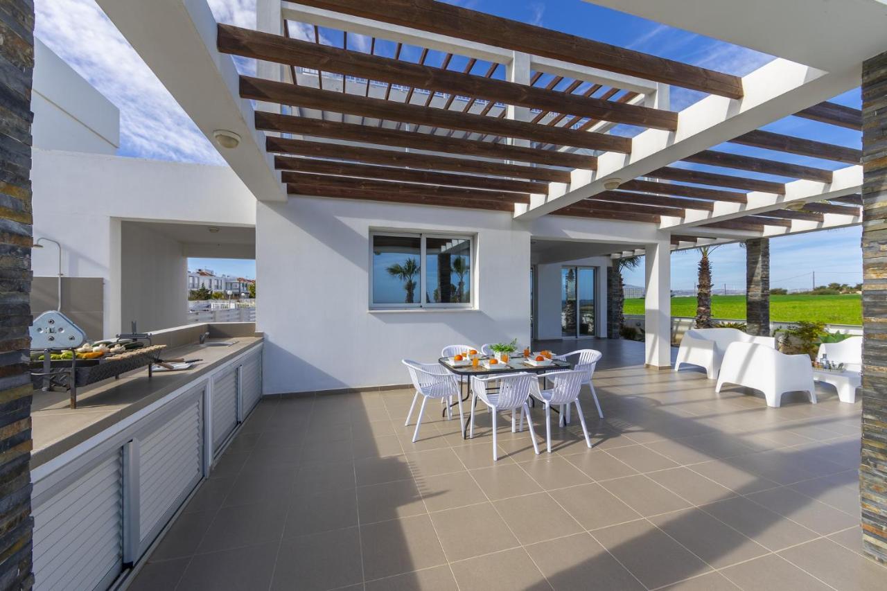 Faros Beachfront Villa *