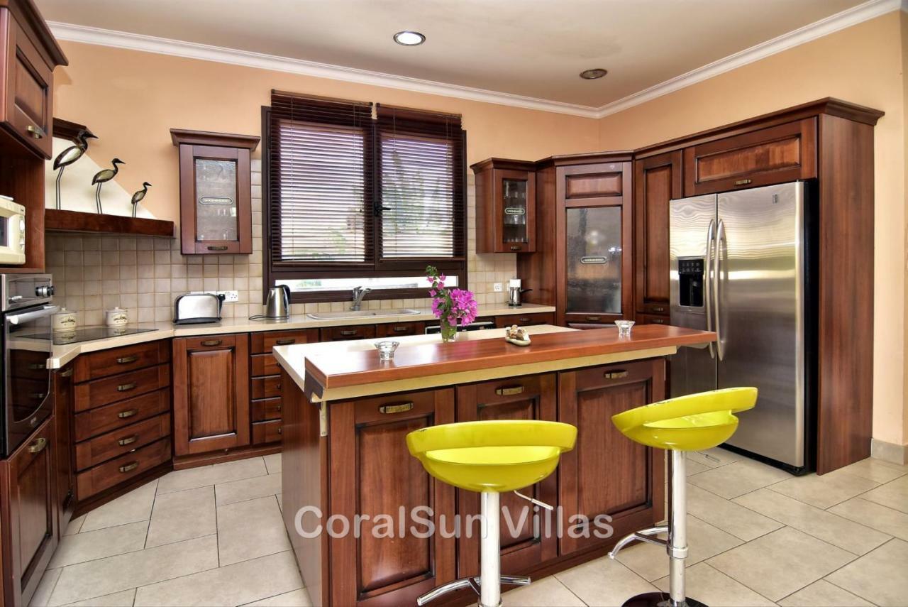 Amazing Luxury Villa, In Paphos, Extremely Large Pool. Jacuzzi, Gym, Games Villa *