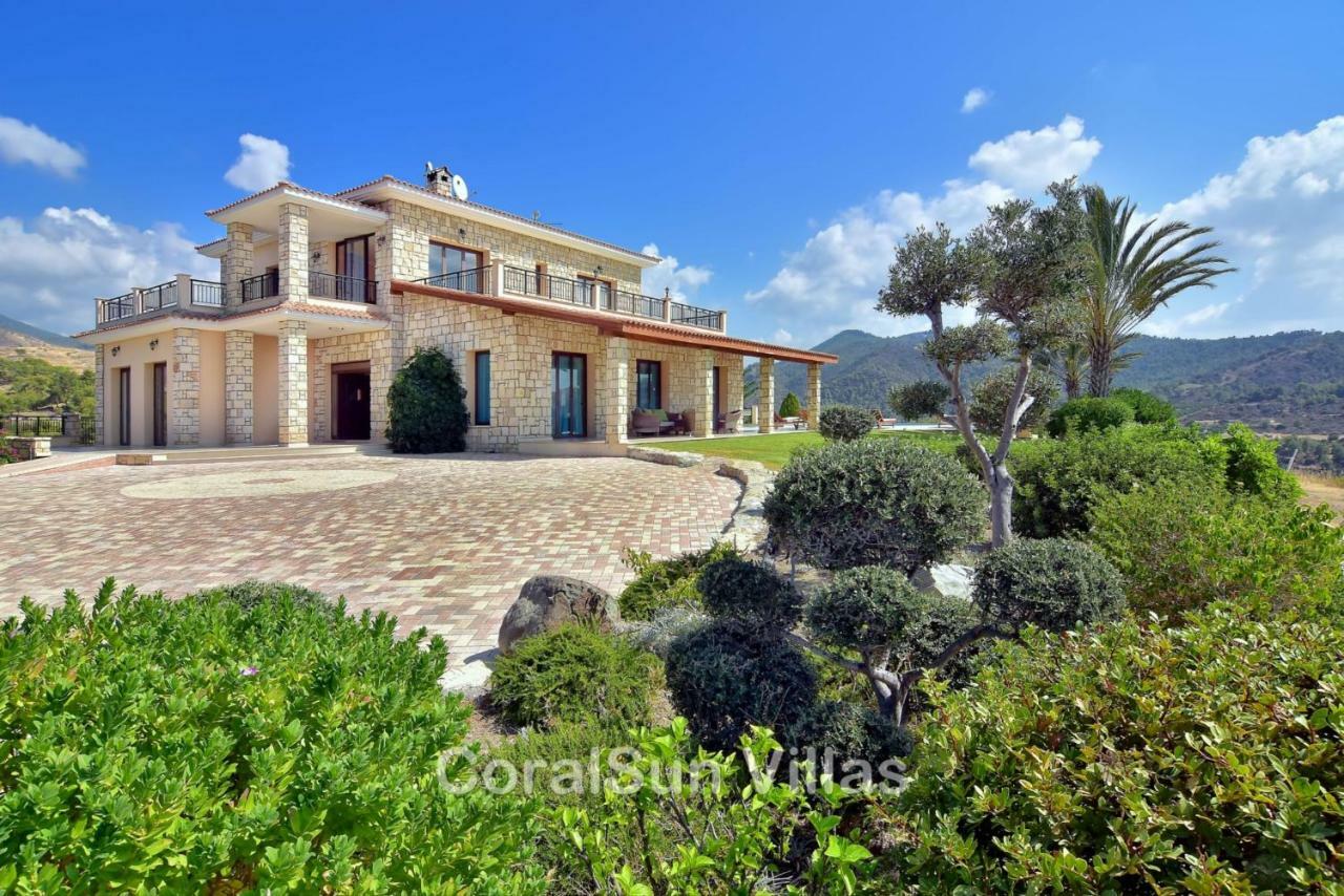Amazing Luxury Villa, In Paphos, Extremely Large Pool. Jacuzzi, Gym, Games Villa Argaka