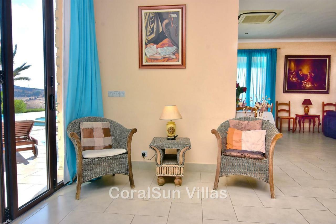 Amazing Luxury Villa, In Paphos, Extremely Large Pool. Jacuzzi, Gym, Games * Argaka
