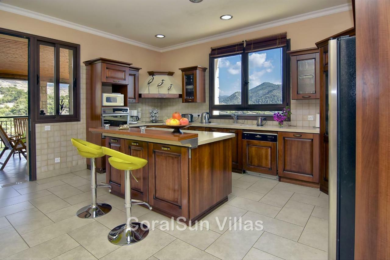 Villa Amazing Luxury Villa, In Paphos, Extremely Large Pool. Jacuzzi, Gym, Games Argaka