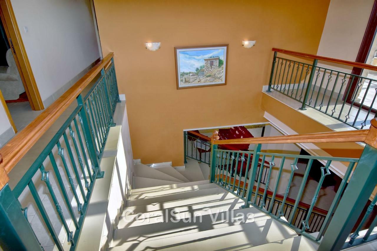 Amazing Luxury Villa, In Paphos, Extremely Large Pool. Jacuzzi, Gym, Games * Argaka