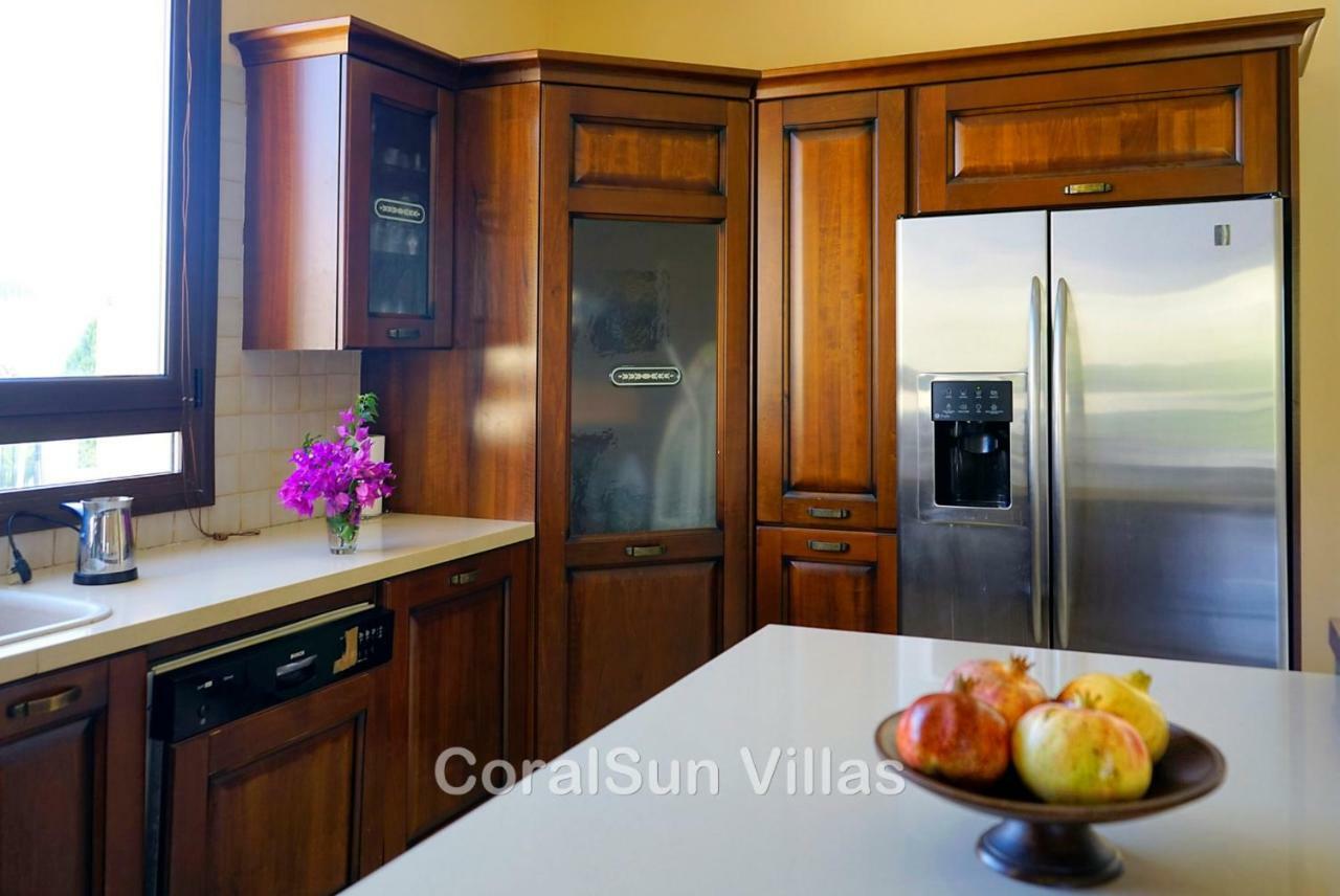 Villa Amazing Luxury Villa, In Paphos, Extremely Large Pool. Jacuzzi, Gym, Games Argaka