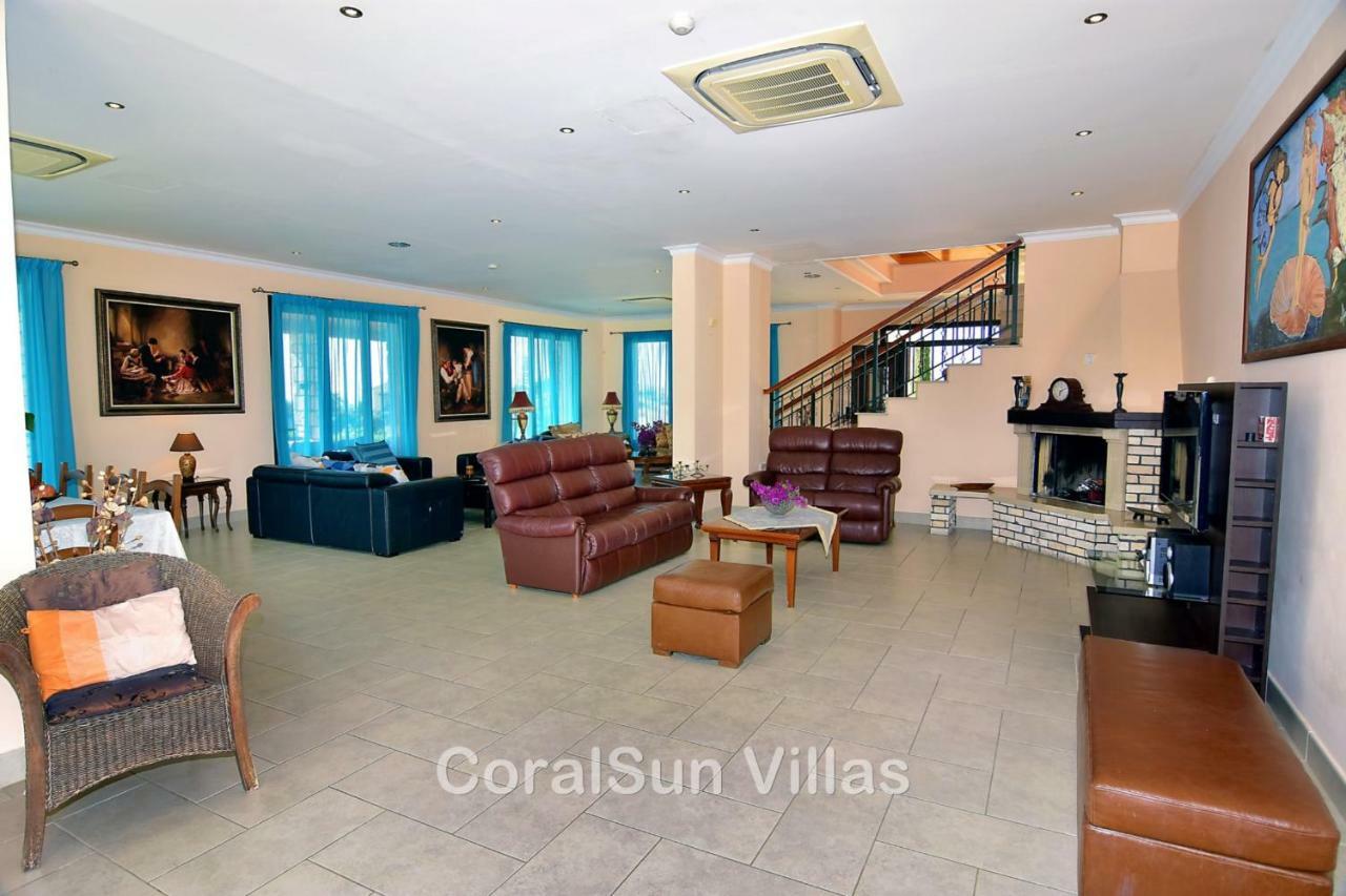 Amazing Luxury Villa, In Paphos, Extremely Large Pool. Jacuzzi, Gym, Games Villa