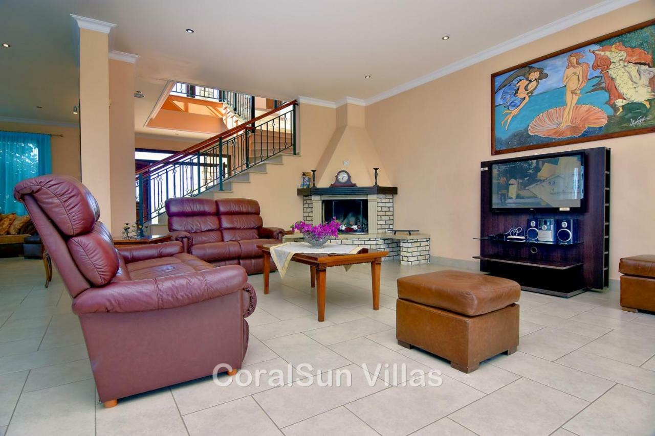 Amazing Luxury Villa, In Paphos, Extremely Large Pool. Jacuzzi, Gym, Games Argaka