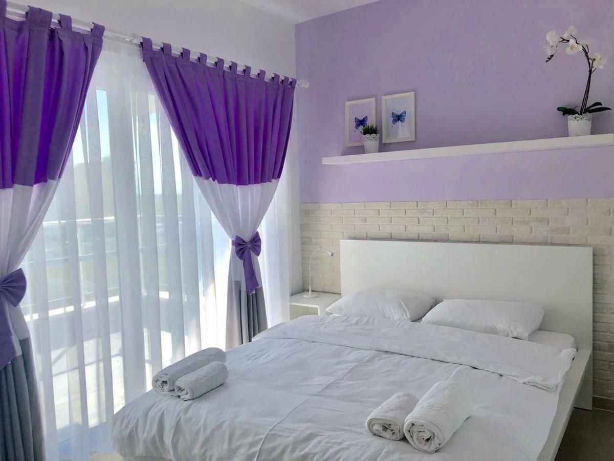 Deluxe Seaside Apartment