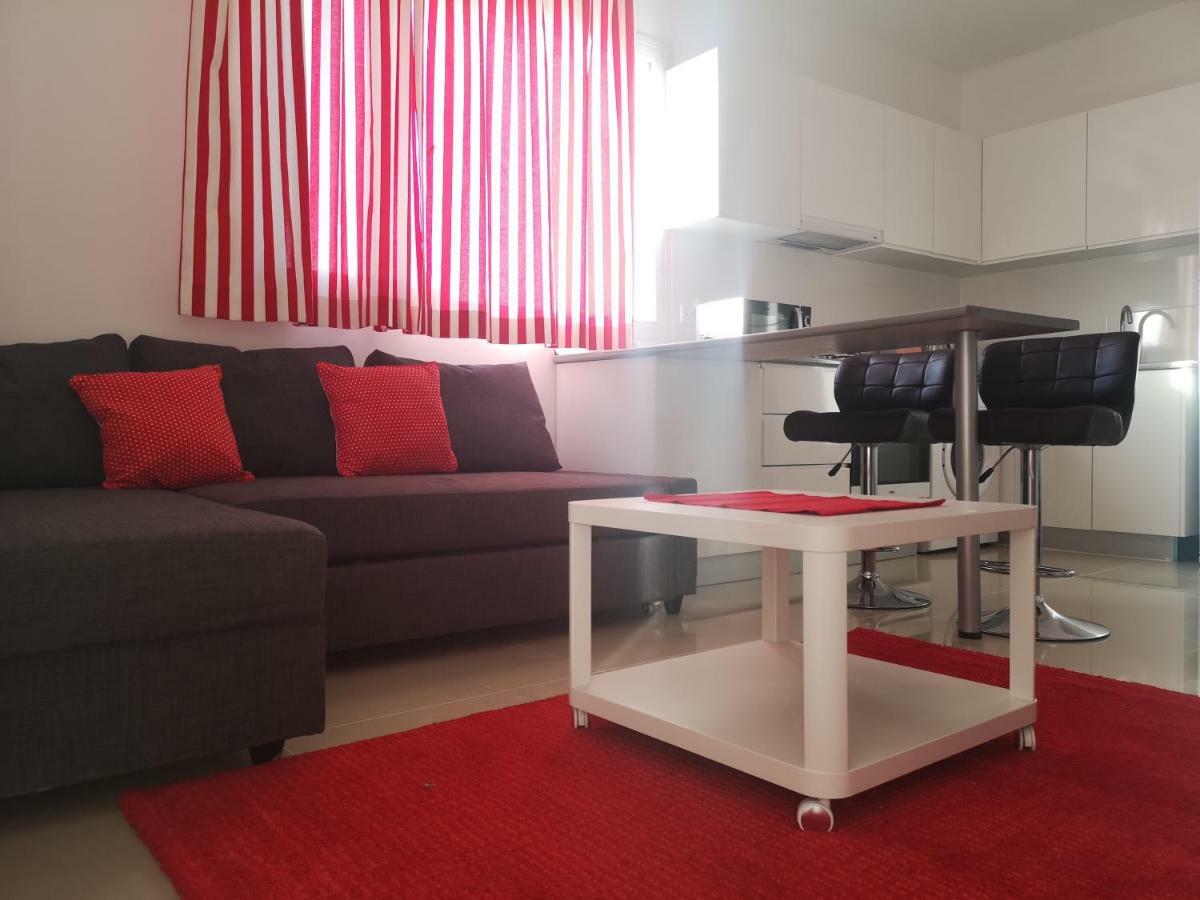 Deluxe Seaside Apartment