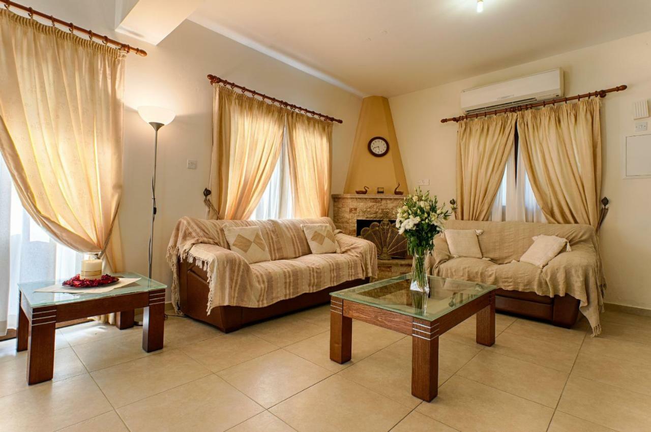 Villa Tsikkos Tria *