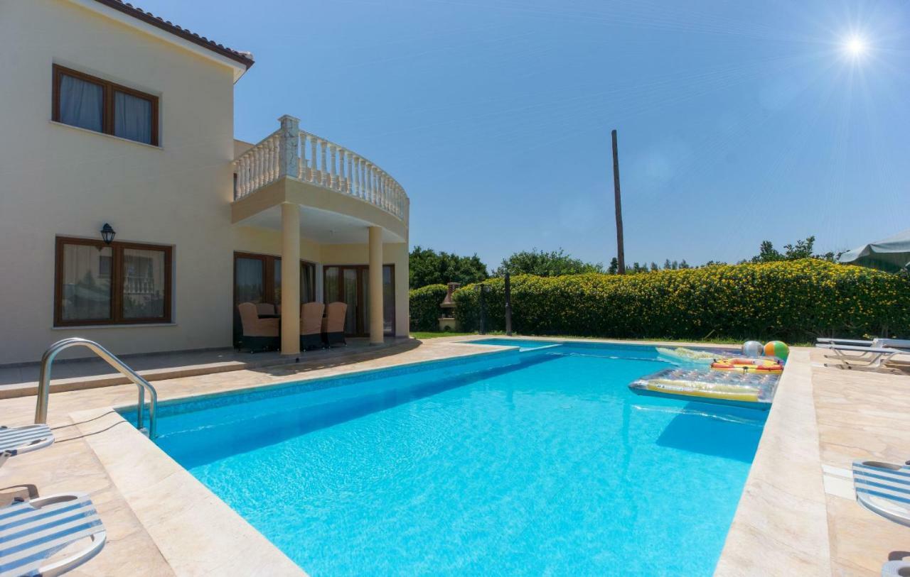 Tsikkos Tria Villa